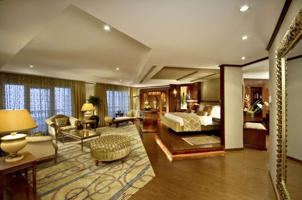 SetHeight800-QAJRoyal-Suite-BedroomLAS2